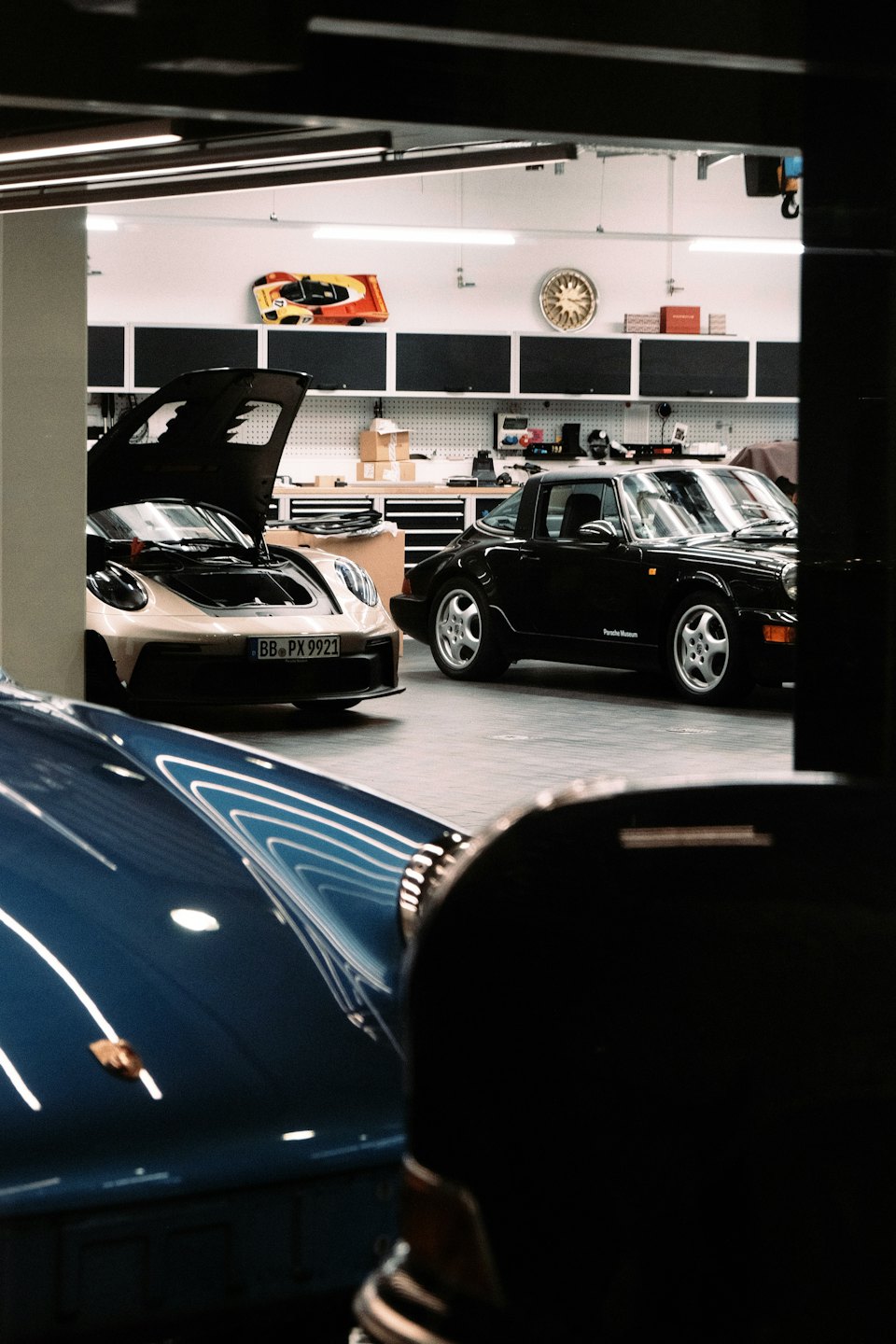 Športové autá zaparkované v organizovanej automobilovej dielni.