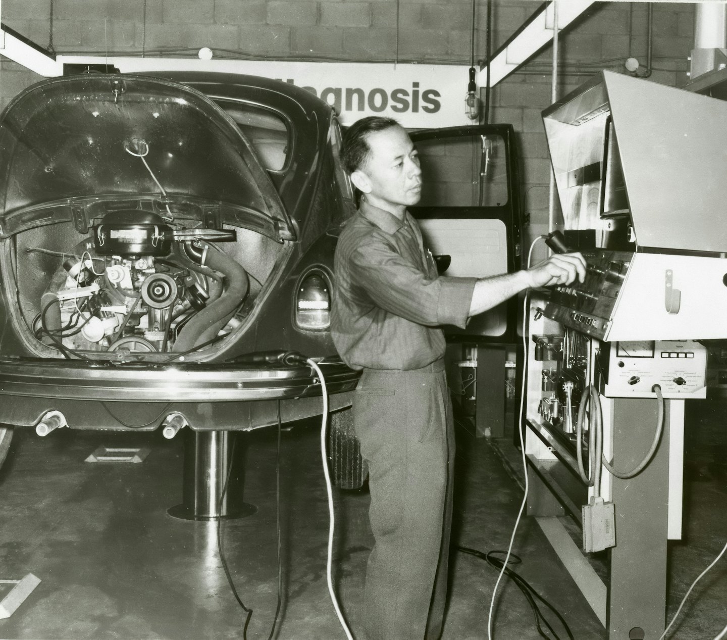 Mechanik používa diagnostické vybavenie na veteránskom chrobáku Volkswagen.
